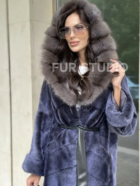 Длинная шуба из норки с капюшоном из куницы - цвет синий графит - фото 2