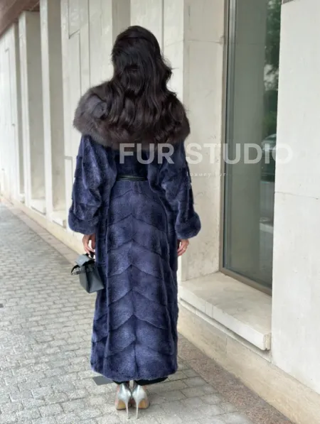 Длинная шуба из норки с капюшоном из куницы - цвет синий графит - фото 8