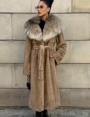 Шуба из норки Caramel с капюшоном из меха рыси - фото 10