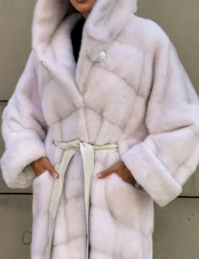 Шуба в диагональной выкладке меха норки White ice с капюшоном - фото 2