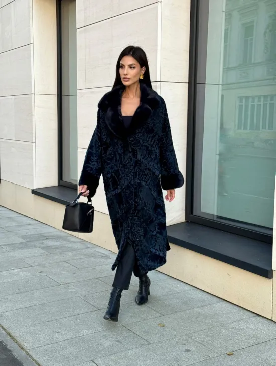 Шуба из каракуля Indigo Blue с отделкой из меха норки, фасон кокон - фото 10