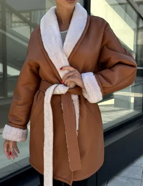 Женская дублёнка на запах с поясом - цвет кэмел - фото 5