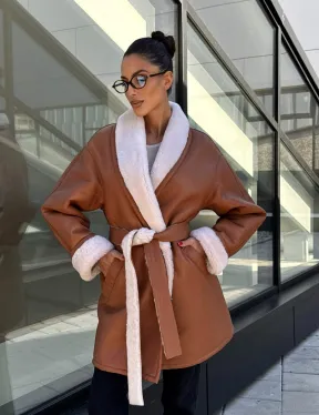 Женская дублёнка на запах с поясом - цвет кэмел - фото 0