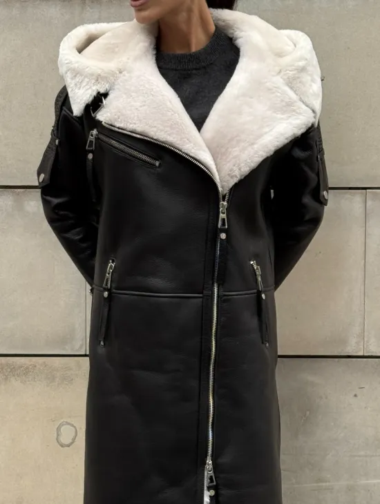 Черная удлиненная дубленка авиатор  с капюшоном на белой овчине - фото 8