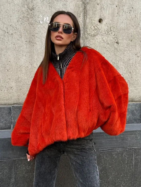 Красное меховое манто из норки, модель «Летучая мышь» с V - образной горловиной, без воротника - фото 3