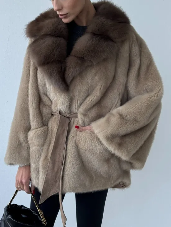 Зимнее пончо из меха норки Pastel с воротником из куницы - фото 2