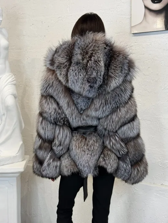 Полушубок с капюшоном из натурального меха лисы чернобурки с поясом - фото 5