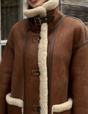 Современная коричневая дубленка из меха кёрли «Casual style» - фото 3