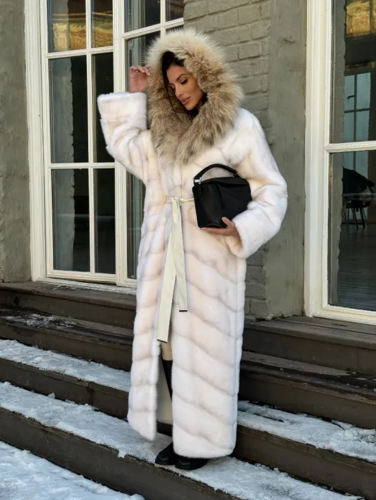 Белая длинная норковая шуба - кимоно с капюшоном из меха рыси - фото 7