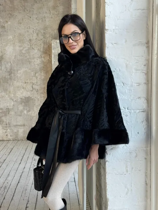 Женское меховое манто из меха каракульчи с отделкой из норки - фото 3