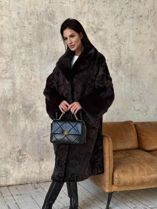 Женская шуба из натурального меха каракульчи с отделкой из норки - фото 11