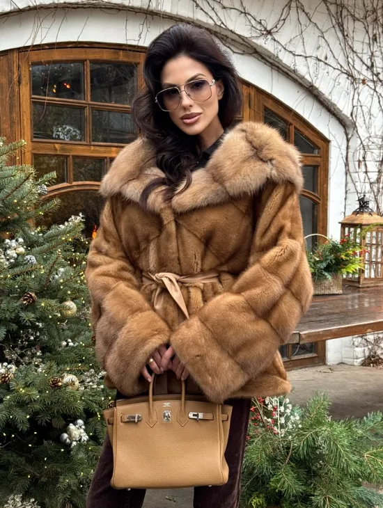 Норковое пончо-шуба в цвете золото с меховым капюшоном из куницы - фото 0