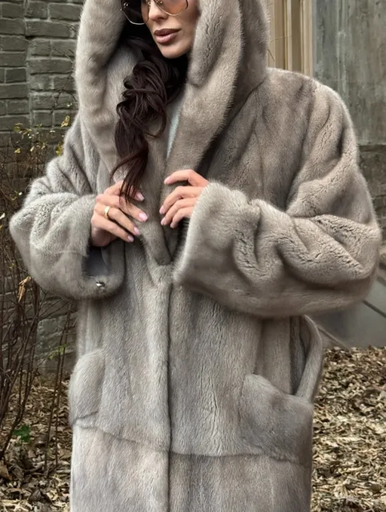 Шуба прямого кроя с капюшоном и меховым поясом в сером цвете - фото 2