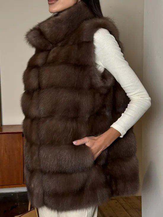 Жилет из меха куницы в цвете Truffle стойка воротник - фото 1