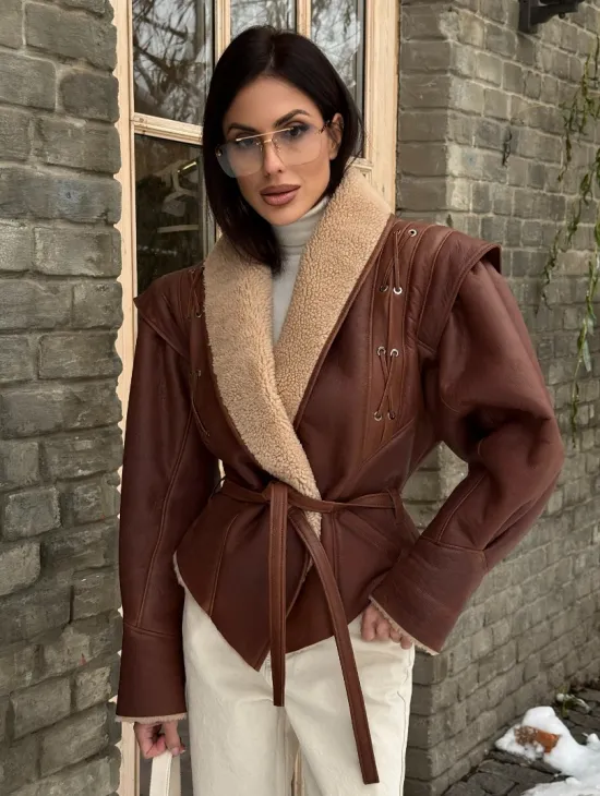 Стильная куртка - дублёнка на запах с поясом - фото 7