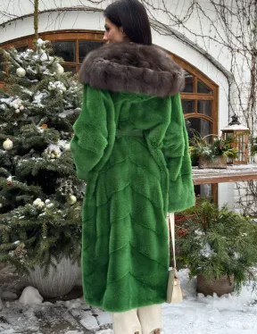 Шуба зеленого цвета с капюшоном из меха куницы - фото 5