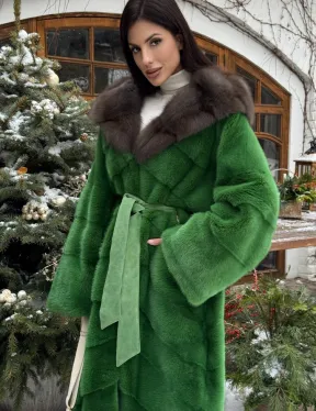 Шуба зеленого цвета с капюшоном из меха куницы - фото 3
