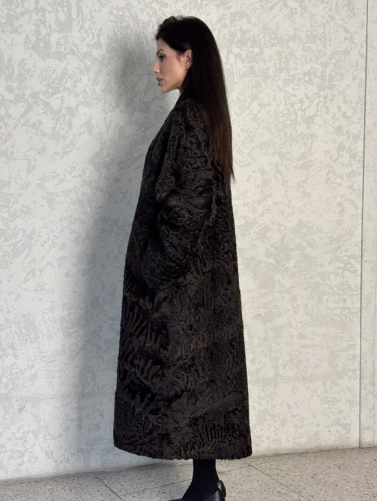 Шуба длинная из меха каракульчи в натурально-коричневом цвете - фото 12