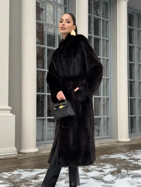 Шуба из аукционного меха норки SAGA FURS в натуральном коричневом цвете - фото 10