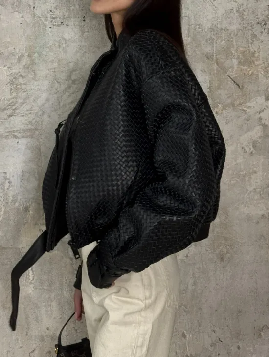 Черный женский бомбер из плетеной натуральной кожи - фото 1