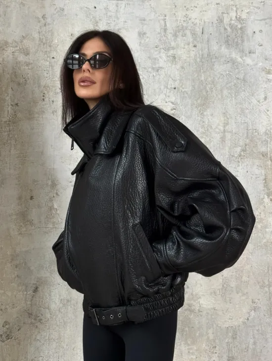 Черная бомбер-курточка «Оверсайз» из кожи Джумбо с двойным воротником и карманами - фото 6