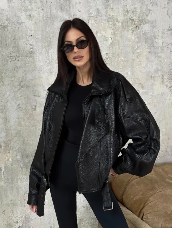 Черная бомбер-курточка «Оверсайз» из кожи Джумбо с двойным воротником и карманами - фото 5