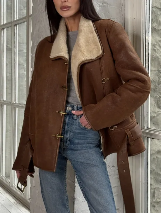 Женская дубленка в цвете виски с декоративными крючками - фото 3