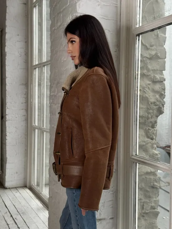 Женская дубленка в цвете виски с декоративными крючками - фото 5