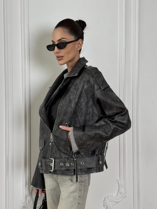 Косуха из натуральной серой кожи с эффектом винтажа и декоративными кнопками по краям воротника - фото 7