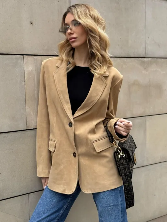 Стильный однобортный пиджак из натуральной замши в бежевом цвете - фото 0