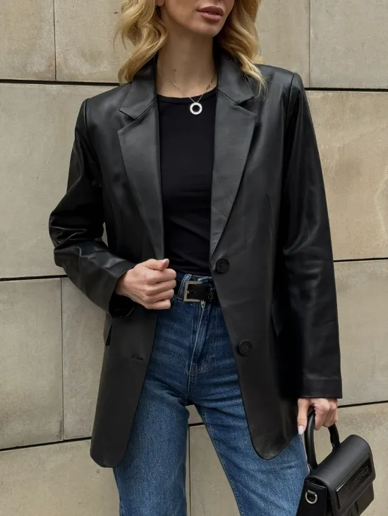 Черный кожаный пиджак классического кроя с клапанами на карманах - фото 1