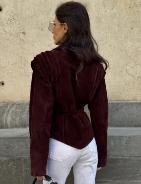 Модная приталенная куртка с плечами в стиле 90-х - фото 6