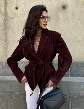 Модная приталенная куртка с плечами в стиле 90-х - фото 9