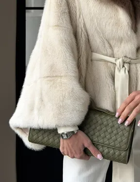 Светлое норковое пончо с воротником из куницы - фото 2