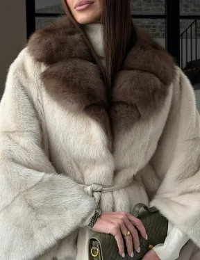 Светлое норковое пончо с воротником из куницы - фото 4