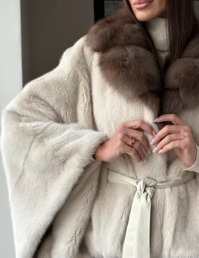 Светлое норковое пончо с воротником из куницы - фото 5
