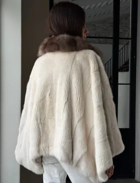 Светлое норковое пончо с воротником из куницы - фото 12