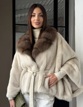 Светлое норковое пончо с воротником из куницы - фото 0