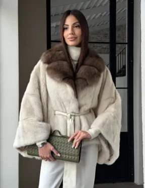 Светлое норковое пончо с воротником из куницы - фото 16