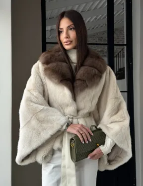 Светлое норковое пончо с воротником из куницы - фото 18