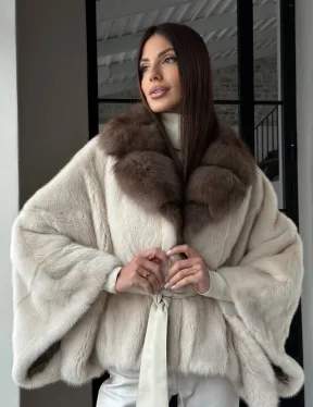 Светлое норковое пончо с воротником из куницы - фото 17