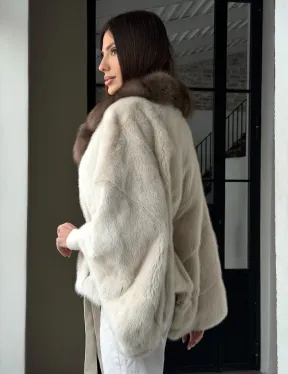 Светлое норковое пончо с воротником из куницы - фото 13