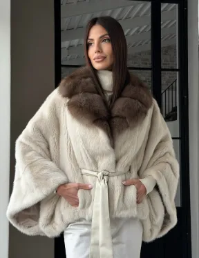 Светлое норковое пончо с воротником из куницы - фото 19