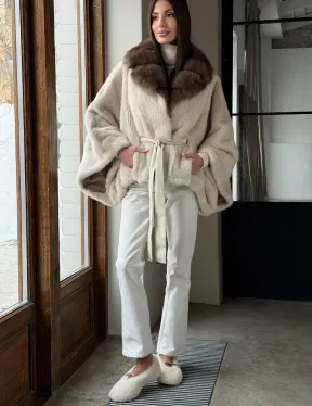 Светлое норковое пончо с воротником из куницы - фото 10