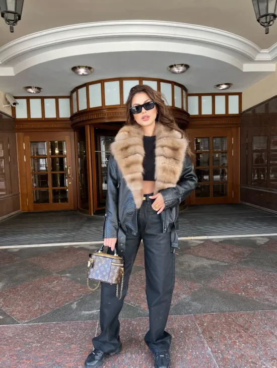 Кожаная куртка под рептилию с воротником из меха куницы - фото 4
