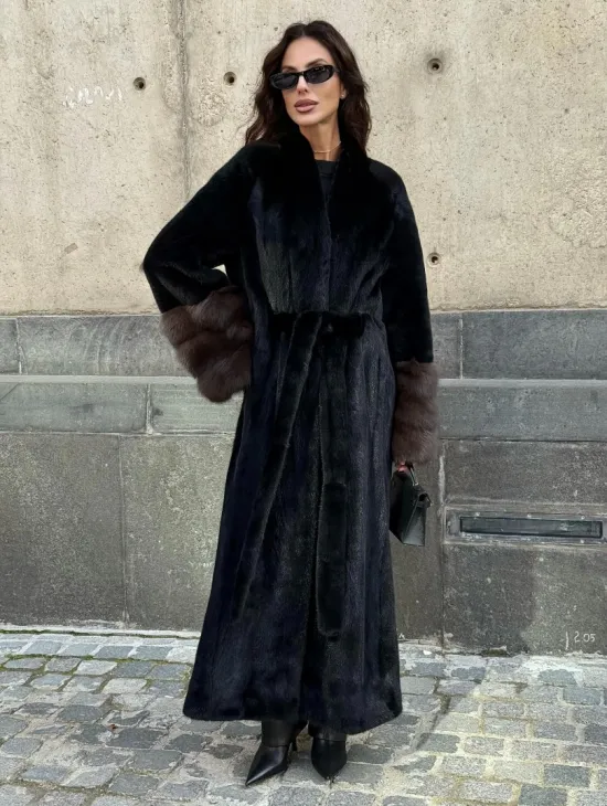 Длинная черная норковая шуба с манжетами из меха куницы - фото 8