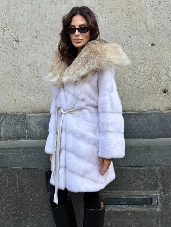 Белая норковая шуба средней длины с капюшоном из рыси - фото 8