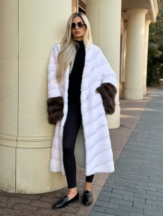 Белая норковая шуба с отделкой из куницы - фото 6
