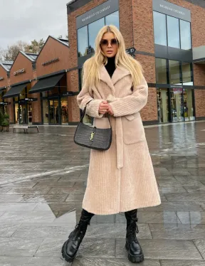 Шуба из натуральной шерсти в бежевом оттенке - фото 1