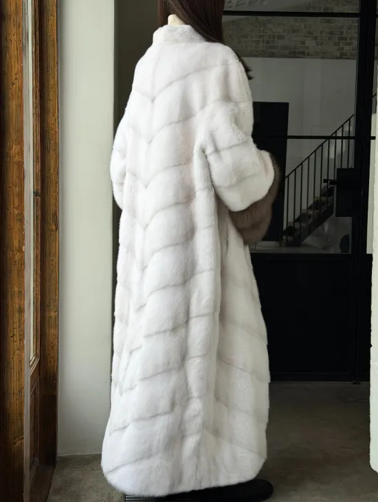 Белая норковая шуба с манжетами из меха куницы - фото 2